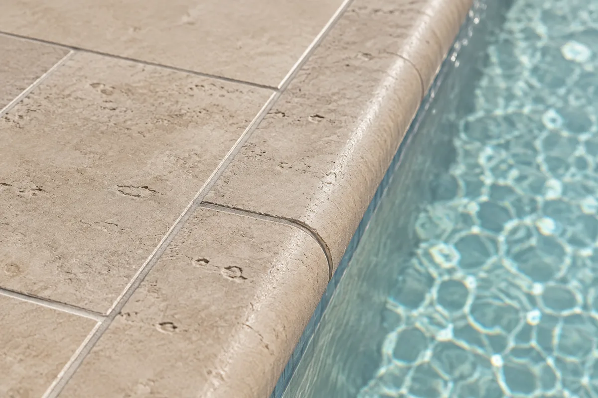 Margelles en pierre naturelle claire bordant une piscine