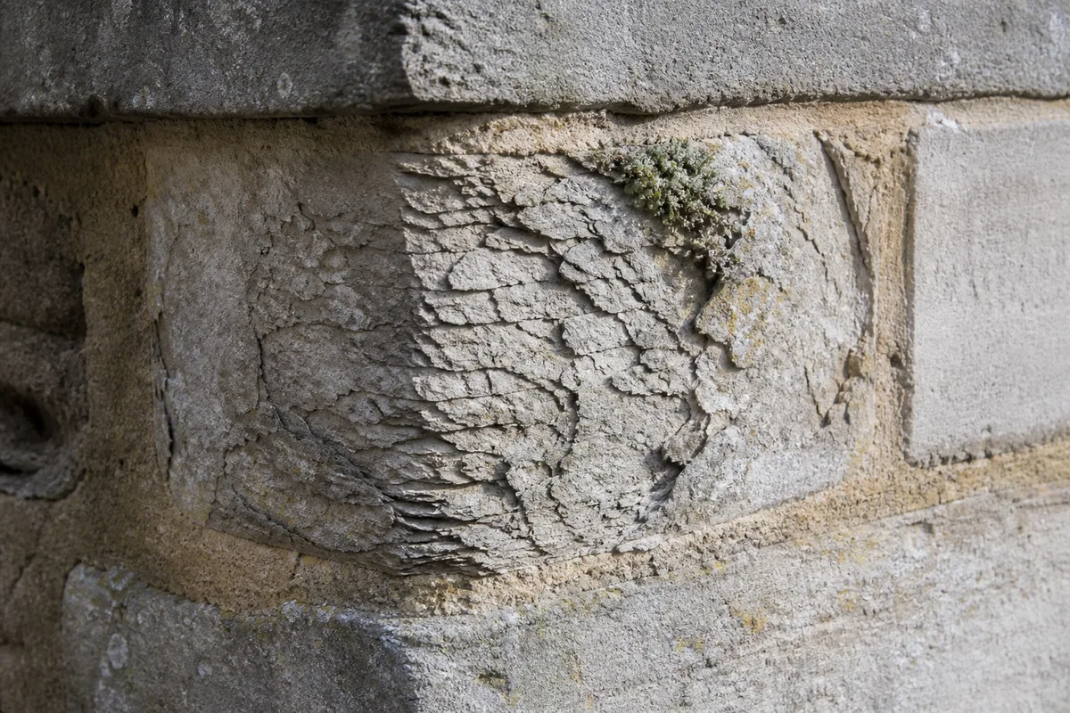 Pierre de taille épaufrée en angle de façade avant remplacement